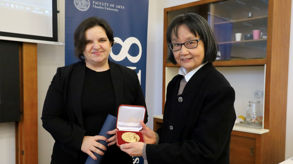 Masako Fidler accepting award from Charles University
